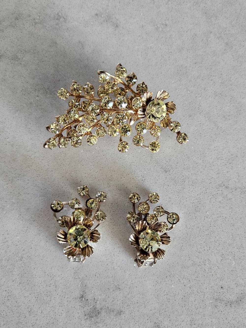 RARE AND VINTAGE SET OF GOLD AND YELLOW RHINESTONE BROOCH AND CLIP-ON EARRINGS